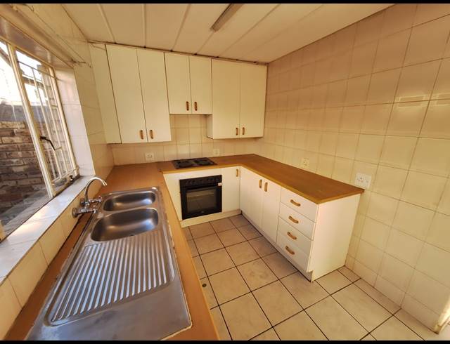 3 BEDROOM TOWNHOUSE FOR SALE IN VANDERBIJLPARK SE 3